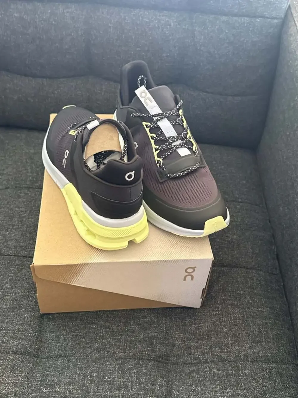 10W / 8.5M - On Running Cloudnova Flux Black Hay